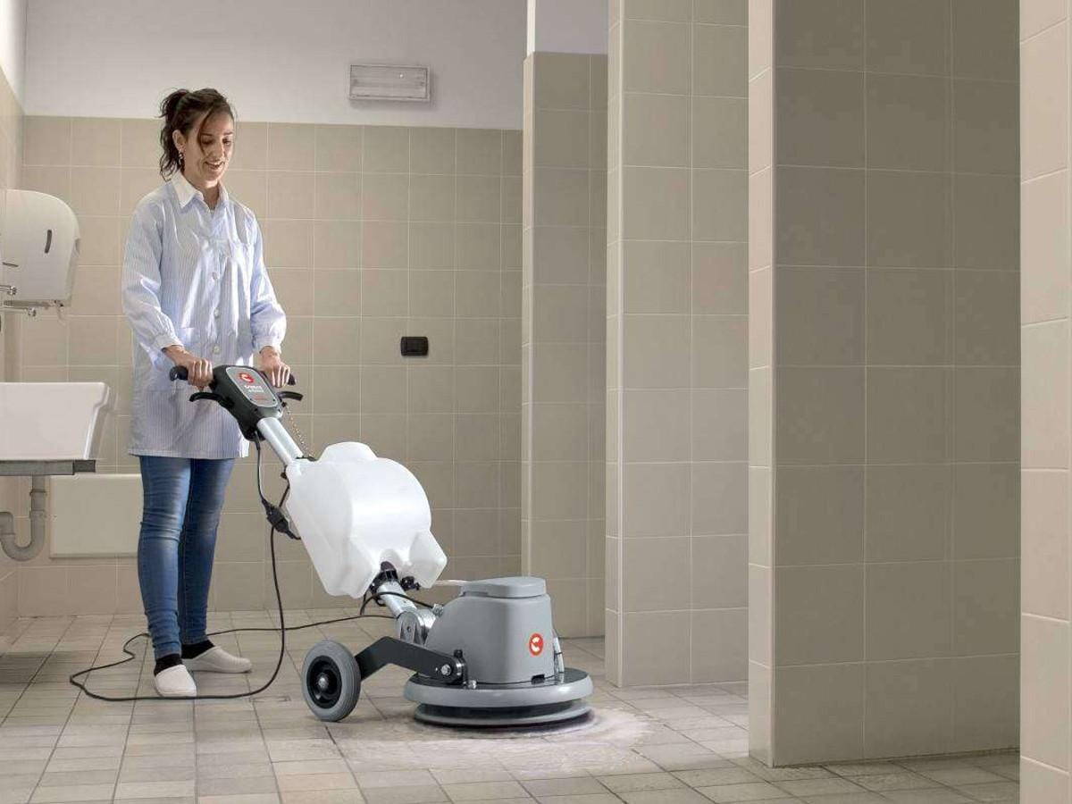 Monospazzole Uomo a Bordo Comac: Efficienza per Grandi Superfici